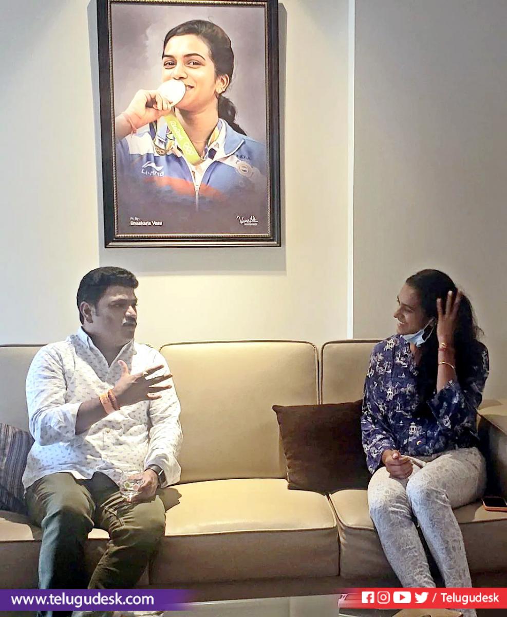 Shiva Reddy 2 సింధుతో శివారెడ్డి.. ఆమెకు ఏం గీప్ట్ ఇచ్చాడో తెలుసా! » Telugudesk